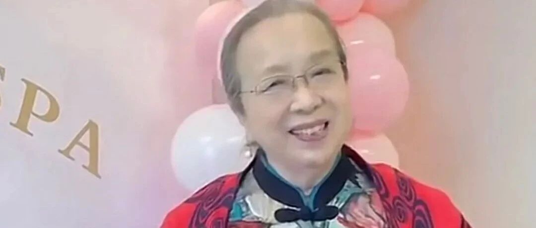 李明启白发苍苍，秃眉驼背还满脸皱纹，但比整容装嫩的看着舒服！