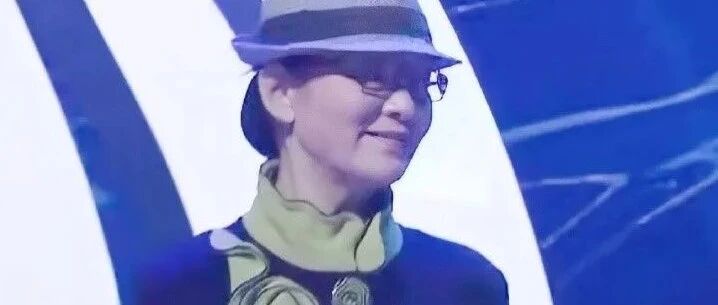 潘虹打扮一直很高级，穿套装裙搭双平底鞋，一样优雅漂亮！