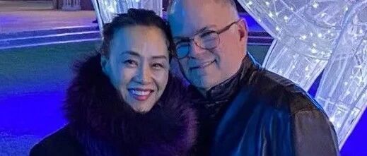 邬君梅晒素颜自拍照，54岁的脸太真实了，布满皱纹还有色斑！