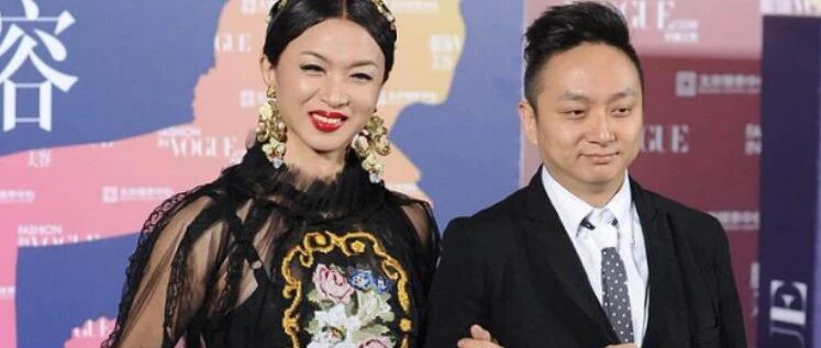 金星穿透视裙现身，刻意展现的很优雅，却没穿旗袍一半的女人味！