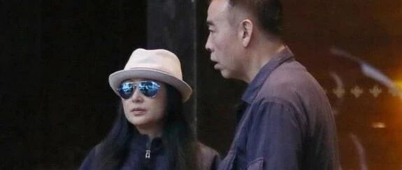 陈红脸松垮也有皱纹，但她仍然自信，接受衰老已经穿上老年装了！