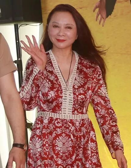 56岁的蔡明浓妆艳抹,整容后遗症全写脸上,网友:被打回原形!