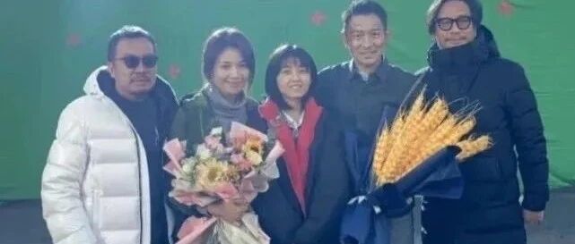 刘涛杀青合影的现场照，穿拖鞋五五身材，皮肤很黑还没素人漂亮！