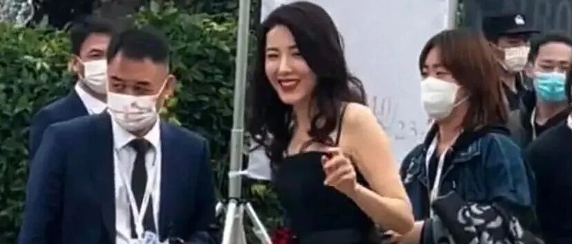 曾黎在外场被拍，45岁状态真实法令纹深，明星漂亮都是包装的！