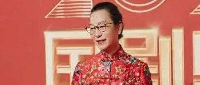 老戏骨奚美娟真朴实，穿中国风红棉袄走红毯，有气质又好喜庆啊！