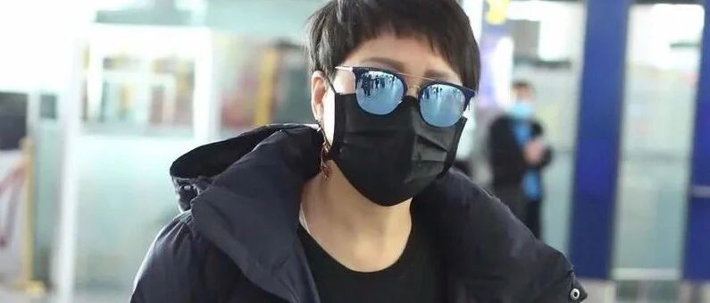 老了没必要装嫩，张凯丽自然衰老起码真实，穿羽绒服当普通老人！