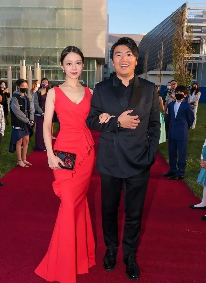郎朗夫妻演出合影,穿鱼尾裙有名媛千金气场,身高跟老公一样高!