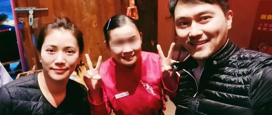火锅店店员晒出合影，袁咏仪素颜真实，穿情侣羽绒服低调秀恩爱！