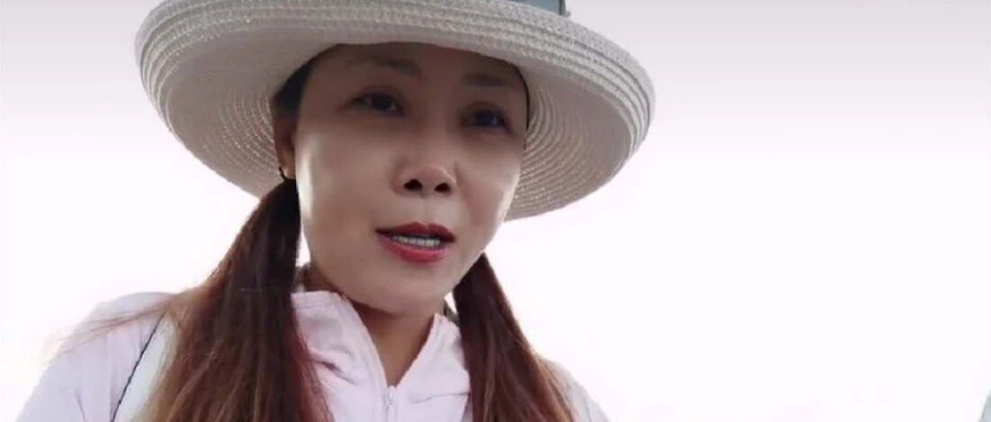 歌手田震都是半老徐娘了，还强凹少女造型，当个普通老人不好吗？