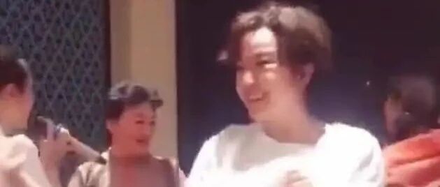 刘晓庆马上70岁了， 不选择优雅老去，非要把自己整个木偶！