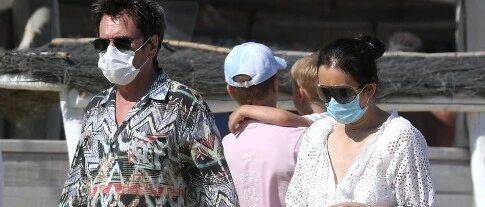 巩俐真实不装嫩，但不妨碍她穿的年轻，鞋子穿的倒像个老年人！