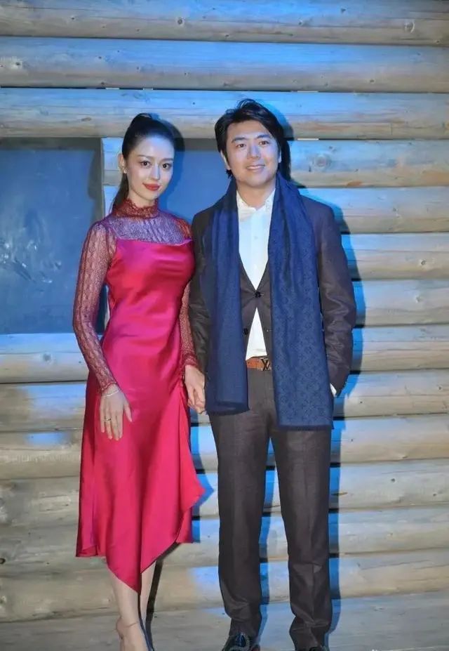 郎朗带老婆私下聚会,跟久石热情合影,他俩根本就不是一个级别!-微信头条网 郎朗带老婆私下聚会,跟久石热情合影,他俩根本就不是一个级别!