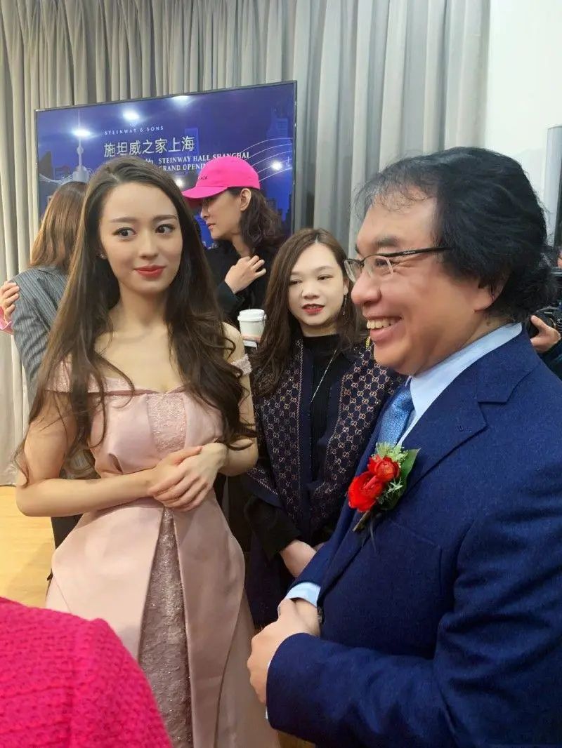 郎朗带老婆私下聚会,跟久石热情合影,他俩根本就不是一个级别!-微信头条网 郎朗带老婆私下聚会,跟久石热情合影,他俩根本就不是一个级别!