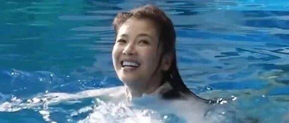 刘涛下水的花絮照，素颜出镜干净清爽，是没少女感但看着舒服！