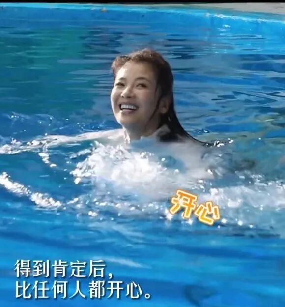 刘涛下水的花絮照,素颜出镜干净清爽,是没少女感但看着舒服!