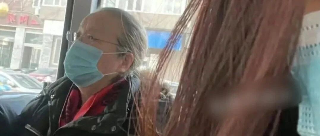 在公交车上拍到李明启，83岁白发苍苍但精神好，是慈祥的老奶奶！