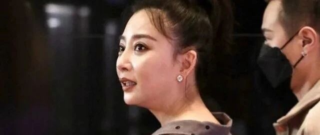 在现场拍到殷桃素颜，脖颈焉瘪身材又肥胖，这才是真实的41岁！