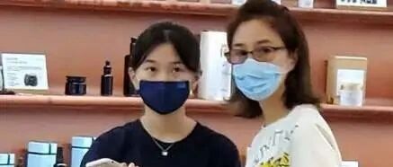 关咏荷跟女儿逛街，素颜真实没走样，戴口罩依然觉得她自信漂亮！
