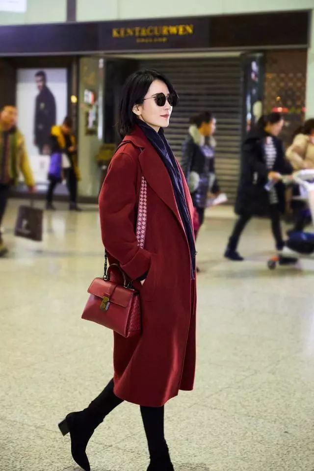 48歲俞飛鴻比41歲陳數漂亮，紅色大衣搭一身黑，更顯瘦！ 時尚 第5張