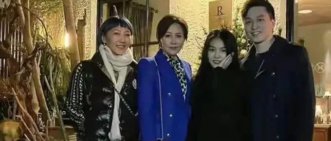 刘嘉玲晒聚会照，穿紧身皮裤配西装，这腿比年轻女孩还细长！