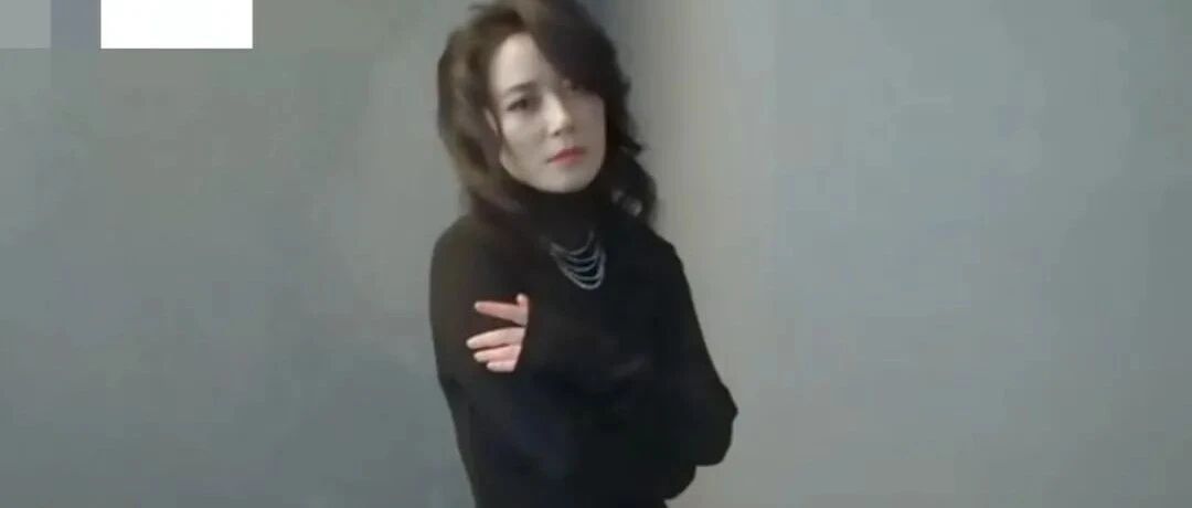 俞飞鸿拍大片脸假白，面容松弛都往下坠了，身材驼背俨然老阿姨！