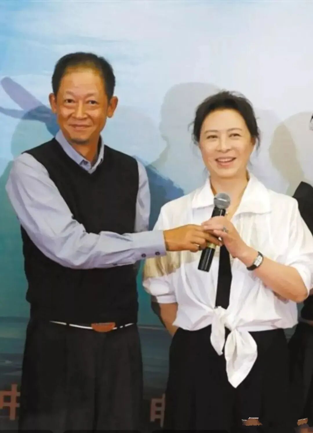 刘佳是一级演员,62岁坚守自然老,不减肥把衬衫打结穿出高级感!-友友