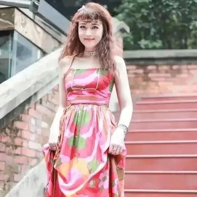 周海媚不结婚不生娃,烫卷发配吊带裙,比00后小女生还时髦漂亮!