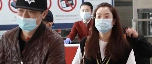 凤凰传奇合体现身，玲花素颜还很清纯，穿的很普通！