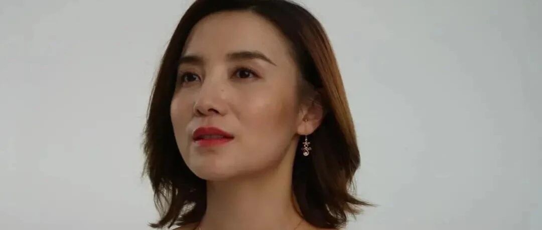 宋佳拍广告现场图，皮肤暗沉毛孔粗大，法令纹深是老阿姨的面容！