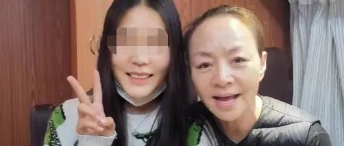 宋丹丹跟素人合影很真实，素颜秃眉驼背，穿羽绒马甲一点不装！