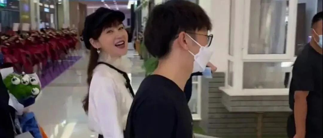 商场偶遇万绮雯，50岁还穿超短裙秀腿，无修饰的容颜还这么漂亮！