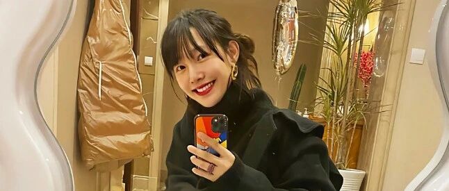 白百何衣品一直很高级，晒自拍头发像几天没洗，刘海好油腻啊！