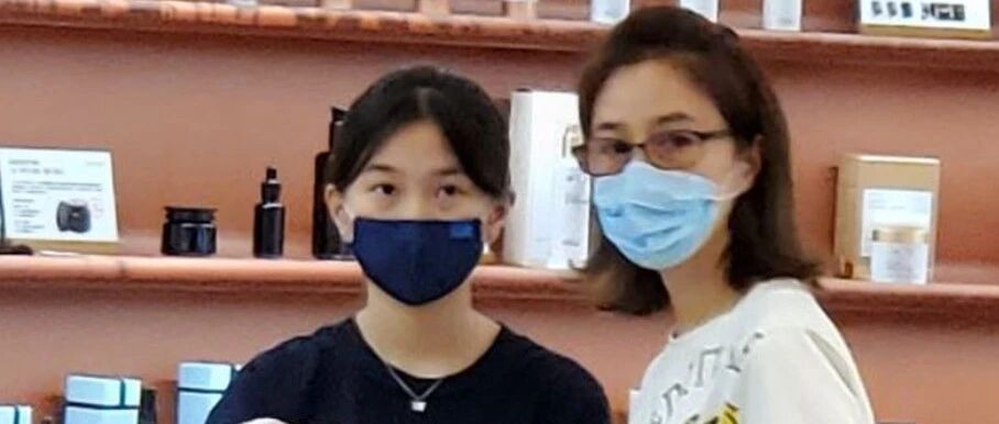 关咏荷素颜逛商场，没修图气质还那么好，老了依然优雅漂亮！