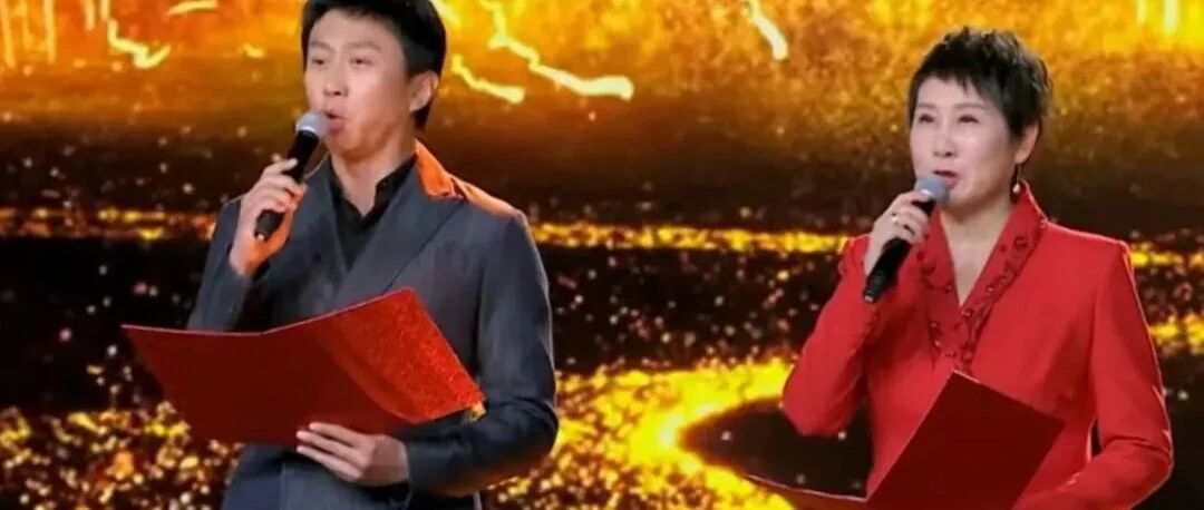 张凯丽穿红西装干练知性，跟邓超同框像同龄人，59岁一点不显老！