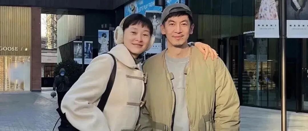 吴越跟男性好友逛街，素颜不遮瑕疵好真实，有皱纹看着也舒服！