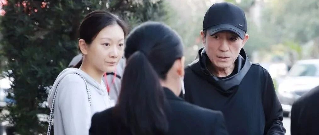 张艺谋老婆素颜清纯，身材纤细苗条，巩俐却胖的像个老阿姨！