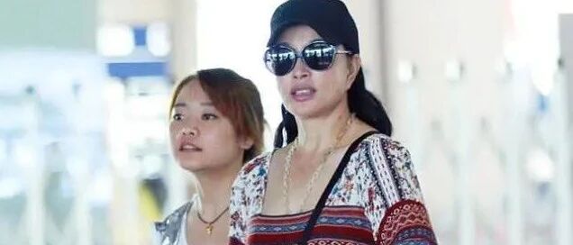 刘晓庆终于穿上了老年装，再踩双平底鞋，当个普通老人！