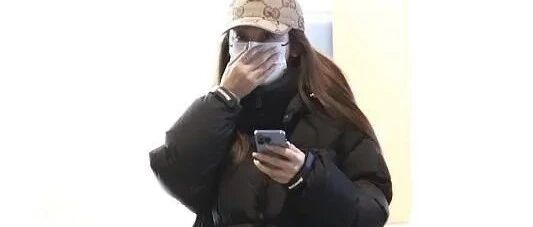 王岳伦带女孩走机场，大大方方不避嫌，女方比李湘漂亮身材还好！