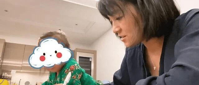 朱丹晒女儿合影，素颜上年纪又黄又油，但起码真实没装不老！