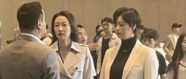 蒋欣拍戏被偶遇，下身很瘦腿很直，上身丰满壮硕就像个中年妇女!