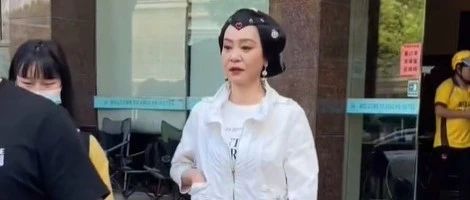 刘雪华戏场被拍，从琼女郎演到太后，61岁活得不像老人样!