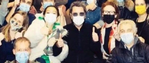 巩俐甘愿做小女人，穿羽绒服搭棒球服，没有一点影后的架子！