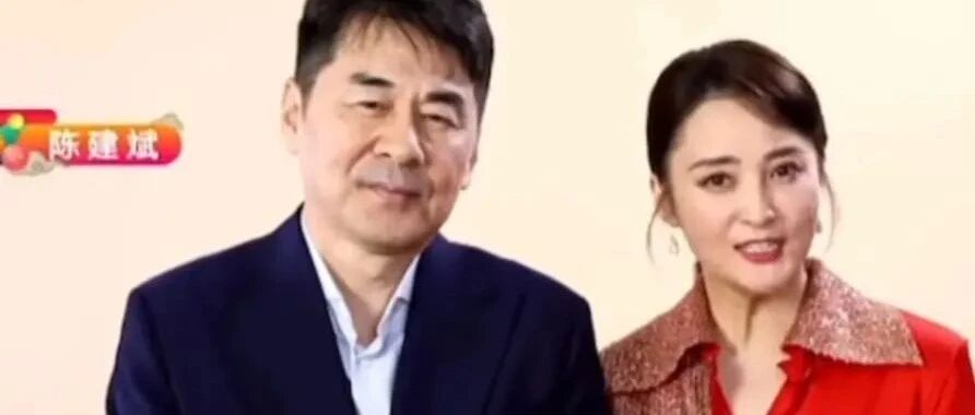 陈建斌夫妻参加春晚，蒋勤勤皮肤白嫩五官清丽，就是颈纹有点深！