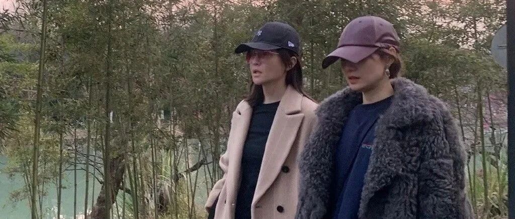 马伊利探班刘孜，素颜出镜干黄普通，穿紧身裤腿比年轻人还细长！