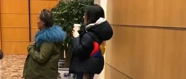 王菲穿羽绒服配平底靴，身材还如此高挑，50岁都这么漂亮有气质！