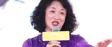 金星罕见现身活动，穿旗袍烫大妈卷发，依然一股子男人味！