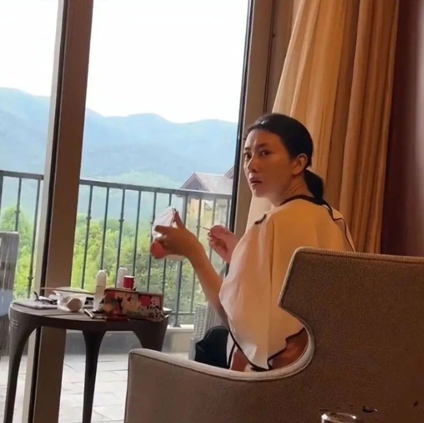 原来高圆圆素颜这么老，甚至不如普通女人好看，脸蜡黄崎岖不平！