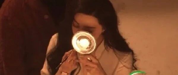 范冰冰拍照穿廉价衬衫，没化妆师要自己补妆，地位一落千丈！