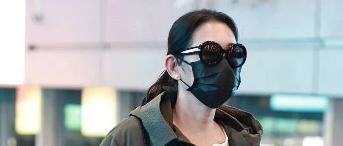 倪萍没有装不老，但走机场不敢素颜，为了出镜还瘦出尖下巴！