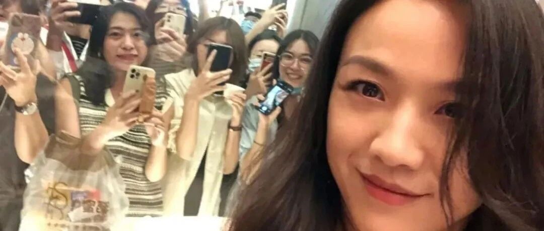 汤唯怼脸自拍，眼角出现皱纹肤色暗黄，但瑕不掩瑜还是很漂亮！